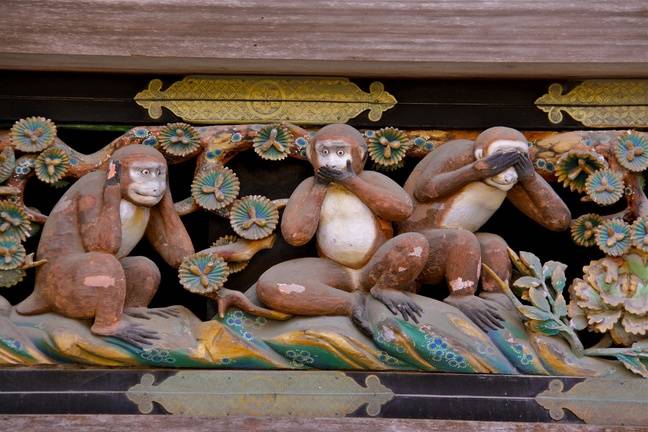 L'une des plus anciennes repr�sentations connues des trois singes, au Nikkō Tōshō-gū, l'un des Sanctuaires et temples de Nikkō au Japon